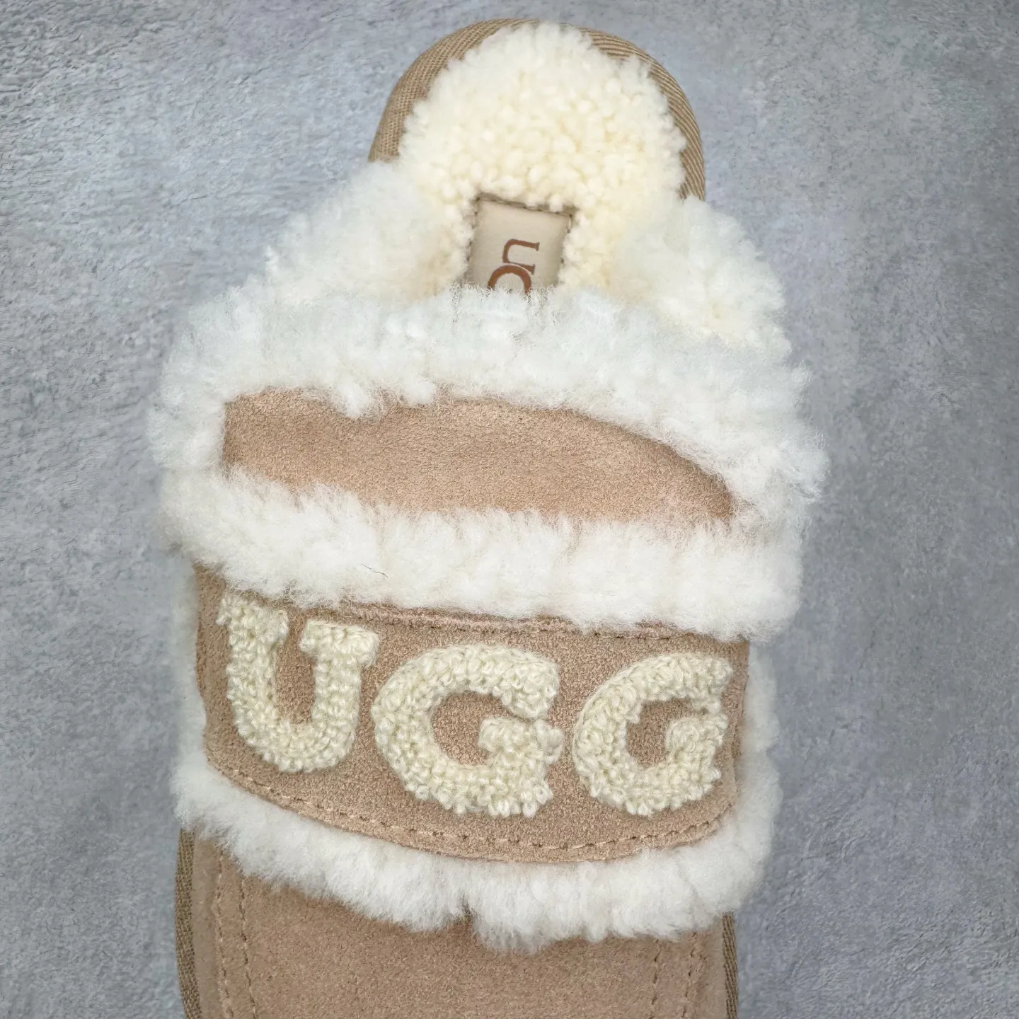 Pick up locally 💰 440 UGG slippers 1206 letter embroidered classic short-tube autumn and winter sheep fur all-in-one snow boots All shoes are made from the same factory as ZP Longfeng A-grade Australian imported sheep fur all-in-one Brand OEM production line Fully follow the ZP process flow OEM original pattern maker Adhere to no original shoes and no development selection Pay attention to every detail The most authentic version on the market TREADLITE "Light Wing" technology outsole Lightweight/durable/flexible/pile size: 35 36 37 38 39 40 Coding: by2936070